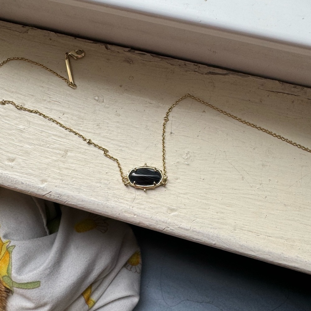 kendra scott black/gold pendant necklace